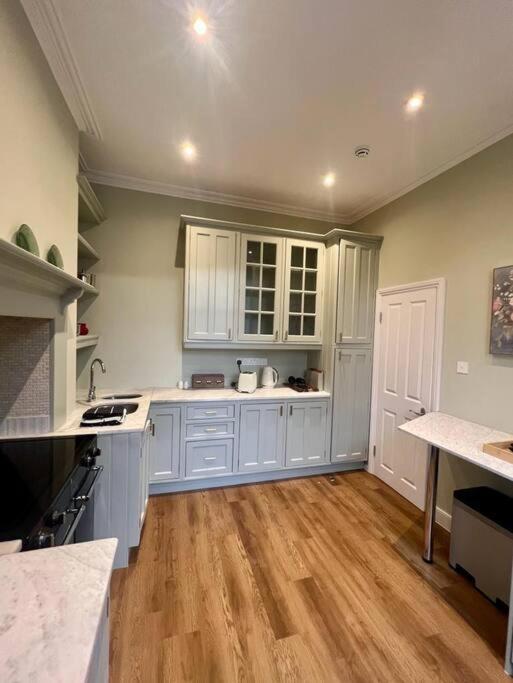 דירות לונדון Flat In The Heart Of Holland Park מראה חיצוני תמונה