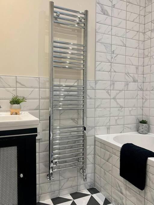 דירות לונדון Flat In The Heart Of Holland Park מראה חיצוני תמונה